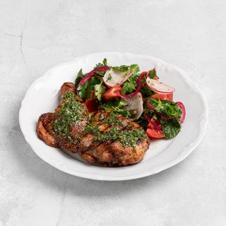 Половина цыпленка, гремолата, овощной салат