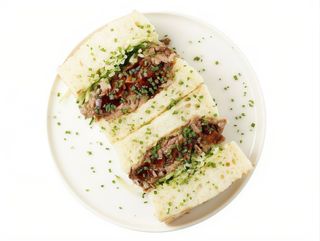 Сандо з томленою свининою (320g)