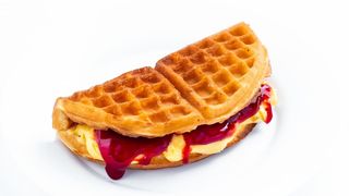 Waffle cu crema de vanilie, gem de capsuni si biscuiti