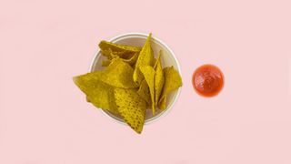 Nachos con salsa sriracha piccante