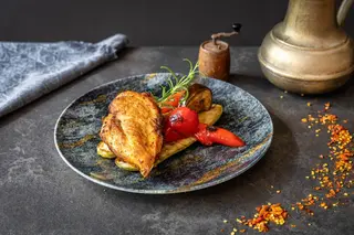 Piept de pui marinat, gătit pe gratar+ garnitura la alegere