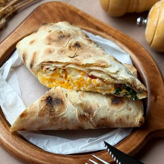 Запечений лаваш з сиром чедер та сулуні (280г)