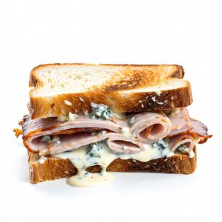 Bocadillo De Lomo Con Salsa Roquefort