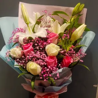 7 roses avec 3lys