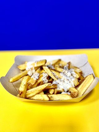 Patatine fritte con pecorino e pepe