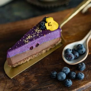 Tort cu ciocolata, afine si lavanda