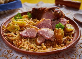 Buncek domaći, kiselo zelje, restani krumpir i kruh