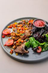 Пряный антрекот из баранины с овощами (300г)