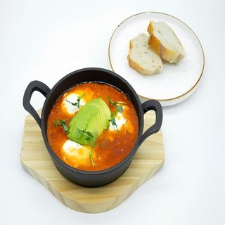 Шакшука с яйцом пашот
