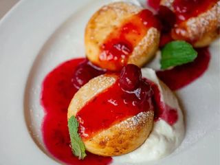 Papanași cu merișoare și iaurt