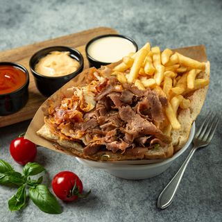 Kebab w bułce z frytkami