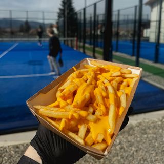 Cartofi prajiti cu sos cascaval cheddar