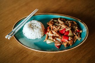 935 Piletina sa crnim biberom i pirinčem