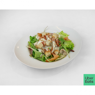 ENSALADA ÑAM con pollo crujiente, costrones de pan y salsa Ñam