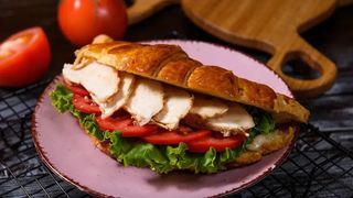 Круассан с курицей