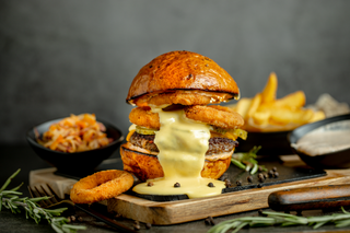 Gorgonzola & Chicken Burger COMBO (with fries & sauce) 520 g