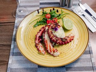 Caracatita la gratar cu piure cu trufe