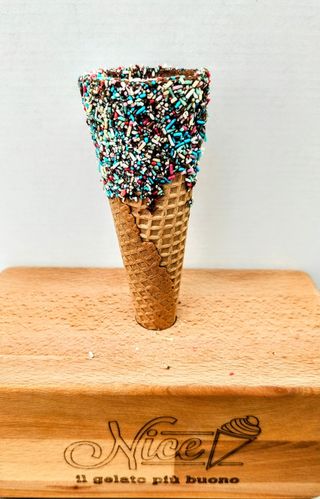 Cono con cioccolato e zuccherini