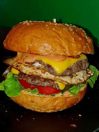 С телешки бургер