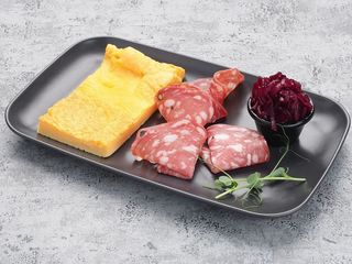 Omlet z salami i surówką Омлет із салямі та салатом (240g)