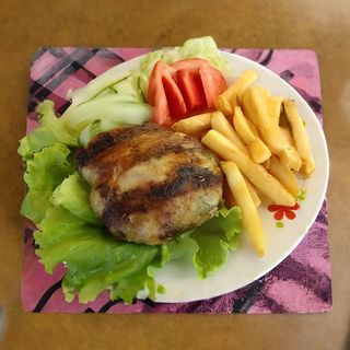 Домашна свинска кълцаница в було с гарнитура пържени картофки (400г)