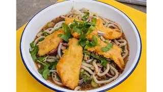 Kurczak w tempurze z sałatką tajską i makaronem udon