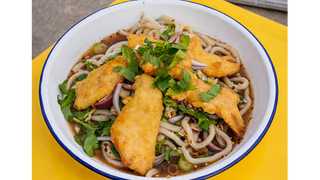 Kurczak w tempurze z sałatką tajską i makaronem udon
