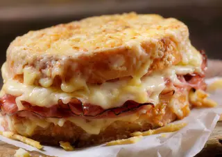 Sándwich de jamón y queso