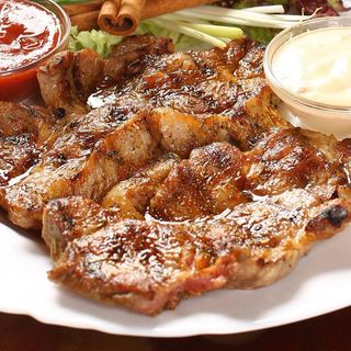 Ceafa de porc cu cartofi prajiti si muraturi