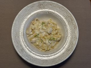 Домашня паста з вершковим соусом, курячим філе та моцарелою (250g)