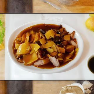 Pato Con Setas Chinas Y Bambú