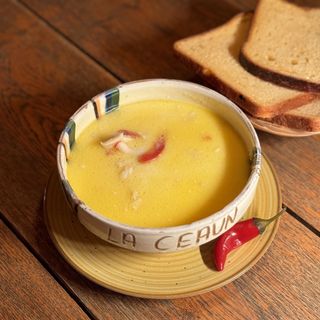 Ciorbă de burtă, pâine secuiască și  ardei iute