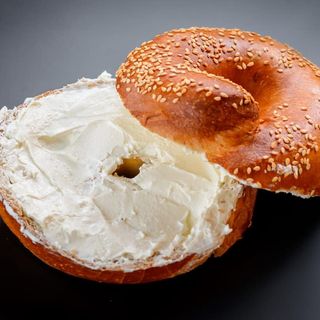 Sandwich bagel cu crema de branza
