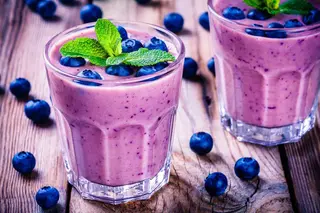 Smoothie mirtilli, banana, carote, zanzero e cetrioli