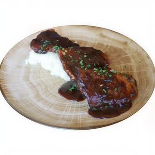 Pluma Ibérica Con Salsa De Vino Dulce Y Puré De Patata
