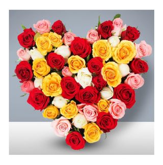 გულის ფორმის კომპოზიცია ფერადი ვარდებით