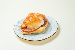 Круассан с копченой индейкой