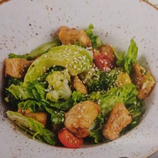 Салат с курицей  в кисло-сладком соусе 
