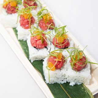 Uramaki de atún takuan (8 piezas)