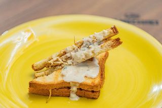 Sandwich with Chicken and Garlic Sauce (სენდვიჩი ქათმის ფილეთი და სოუსით)