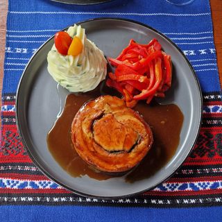 Porchetta cu sos demiglace, piure de cartofi si salata de ardei copti 400g