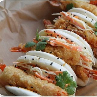 21E-Pan bao con relleno Langonstinos tempura (2 PIEZAS.)