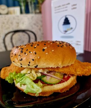 Bečki pileći u hambi pecivu