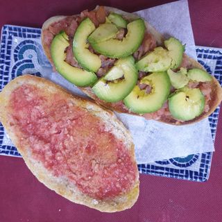 Tostada de tomate, aguacate laminado y salmón 