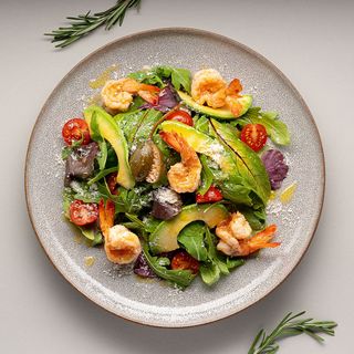 Салат з креветками та авокадо