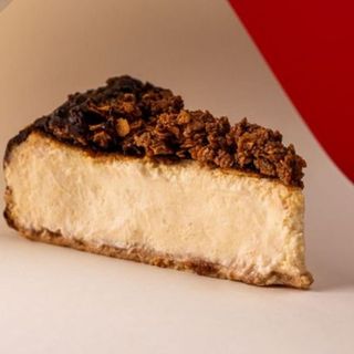 Sernik baskijski z orzechową praliną