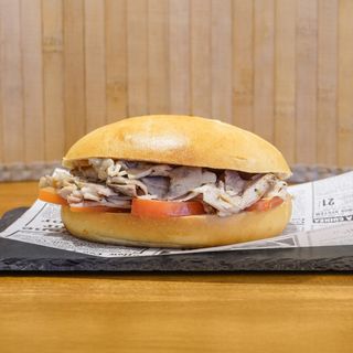 Bocadillo pernil (jamón asado) y tomate fresco