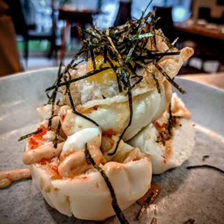 Baozi de chorizo con huevo frito y salsa de mostaza miel