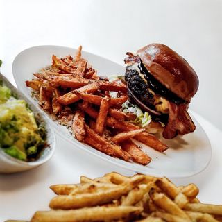 ZESTAW - BURGER + FRYTY + COLA