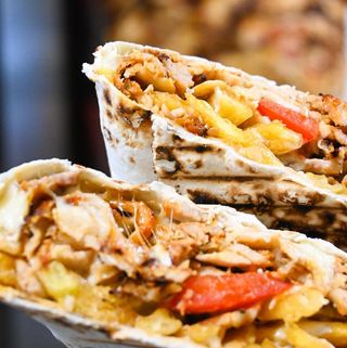 Kebab z frytkami w cienkim cieście